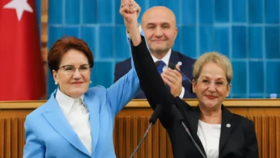 Meral Akşener, Melda Bayer'e rozetini taktı