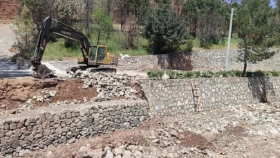 Muğla Büyükşehir Marmaris’te zarar gören dere duvarlarını tamir etti