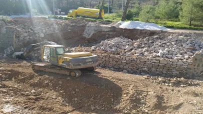 Muğla Büyükşehir’den Marmaris’te zarar gören dereye tamir