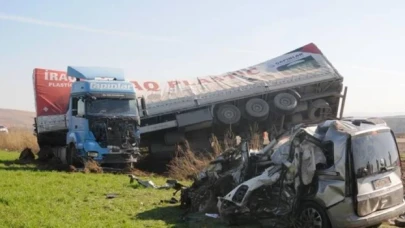 Şırnak'ta kamyonet ve TIR çarpıştı; 4 kişi hayatını kaybetti
