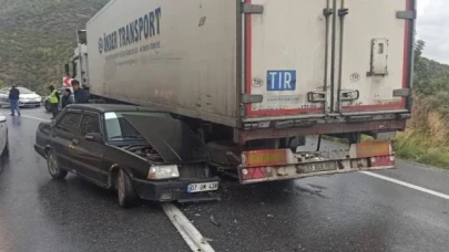 Virajı alamayan otomobil, TIR’ın altına girdi: 1’i çocuk 4 yaralı