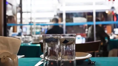 Alkole gelen zammın ardından bazı restoranlar, 'yemek söyleme zorunluluğu' getirdi
