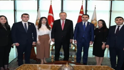 Azerbaycanlı gençlerden Cumhurbaşkanı Erdoğan’a ziyaret