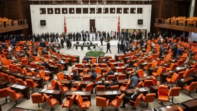 Başörtüsüne anayasal güvence getiren madde kabul edildi