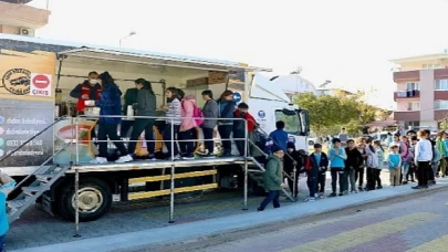 Didim Belediyesi ilçede eğitim gören öğrencilere çorba ikramında bulunarak yüzleri güldürmeye devam ediyor