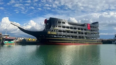 Dünyanın en büyük tur teknesi 'Big Kral', Antalya'da suya indirildi