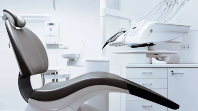 Evlere özel servis: Diş hekimi olduğunu söyleyen kişi inşaat işçisi çıktı