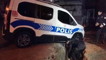 İzmir’i sağanak vurdu: Polis aracı çöken yolun içine düştü