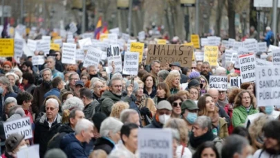 Madrid'de sağlık çalışanları, kamu sağlık hizmetlerini savunmak için gösteri yaptı