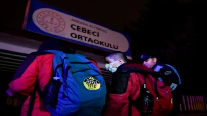 Öğrencilere reflektörlü çıkartma ve kol bandı