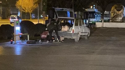 Patlak tekerleği otomobili elleriyle kaldırarak değiştirdiler