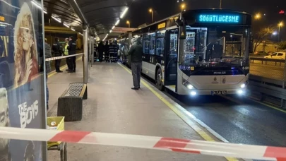 Sefaköy durağında metrobüsün altında kalan bir kişi hayatını kaybetti