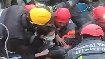 14 yaşındaki Mahmut 86. saatte enkazdan sağ çıkarıldı