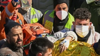 248'inci saatte bir genç kız enkazdan sağ çıkarıldı