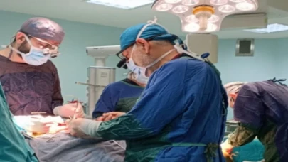 Aort damarı üç kat büyüyen hasta ölümden döndü