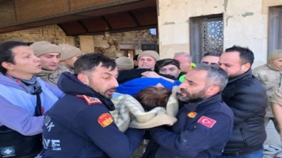 Bozüyük ekipleri enkazdan bir anne ve kızını kurtardı