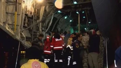 Depremde yaralanan vatandaşları taşıyan askeri uçak Atatürk Havalimanı’na indi: Yaralılar hastanelere sevk ediliyor