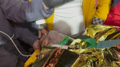 Hatay’da bir kadın 137 saat sonra enkaz altından sağ olarak çıkarıldı