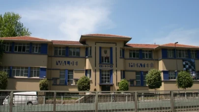 Pertevniyal Lisesi, deprem riski nedeniyle boşaltılıyor