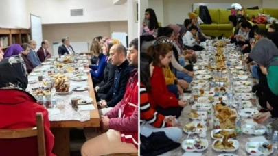 Protokol üyeleri masada, depremzedeler ise yerde kahvaltı yaptı