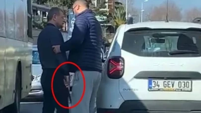 Ters yönde gittiği için kendisini uyaran motosikletlilere baltayla saldırdı!