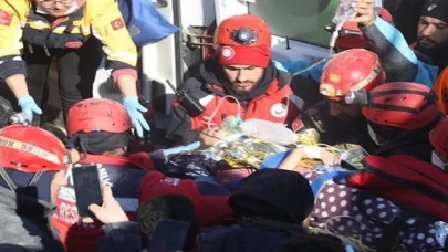 Zeytinburnu Belediyesi 132 Personel ve 35 İş Makinasıyla Yardım ve Kurtarma Çalışmalarına Destek Veriyor