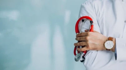 Antalya’da ”bıçak parası” aldığı iddia edilen doktor tutuklandı