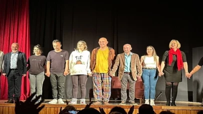 ''Haybeden Gerçeküstü Aşk’’ Foçalı Tiyatroseverleri Güldürdü