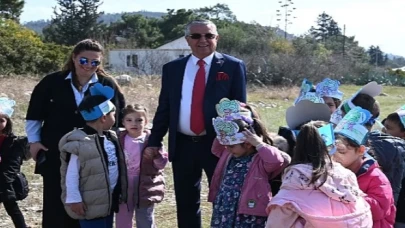 Başkan Topaloğlu çocuklarla fidan dikti