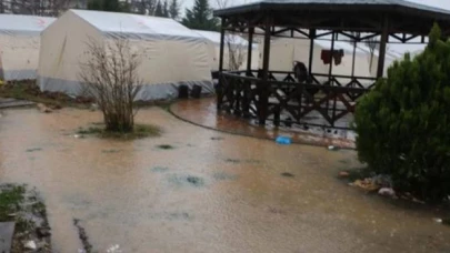 CHP’li Özel: Depremzedelerin evleri yanlış yere yapılmıştı; şimdi görüyoruz, çadırları da yanlış yere kurulmuş