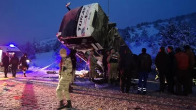 Erzincan'da yolcu otobüsü devrildi: 2 kişi öldü, 21 kişi yaralandı