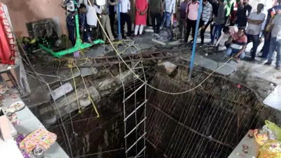 Hindistan'da tapınakta çatısı çöken kuyuya düşenlerden 35 kişi hayatını kaybetti