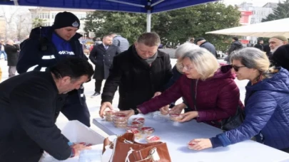 İzmit Belediyesi’nden vatandaşlara kandil helvası