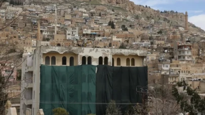 Mardin'in tarihi dokusunu bozan 5 katlı betonarme bina yıkılıyor