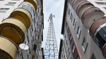Rize'de iki apartman arasındaki yüksek gerilim hattı kaldırıldı
