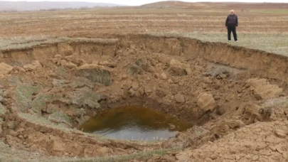 Sivas'ta deprem sonrası 15 metre çapında obruk oluştu