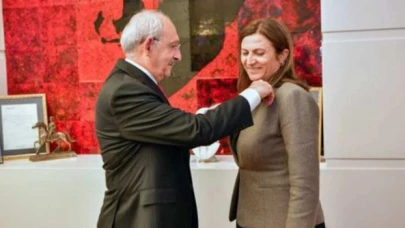 Türkan Elçi CHP'ye katıldı; Rozeti Kılıçdaroğlu taktı