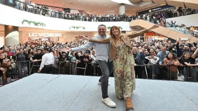 Ali Sunal ve Doğa Rutkay 'Hava Muhalefeti’ filmi için İzmir’de seyirci ile buluştu