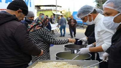 Antalya Büyükşehir Belediyesi Mobil Aşevi yemek ikramlarını sürdürüyor