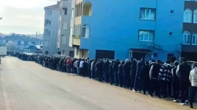 Bursa’da geleneksel bayramlaşmada 1 kilometrelik kuyruk oluştu