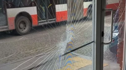 İzmir'de CHP seçim bürosuna taşlı saldırı