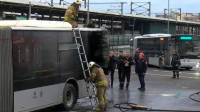 Kadıköy’de metrobüs yangını