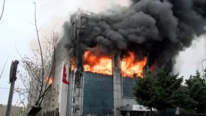 Küçükçekmece’de Akit Gazetesi’nin de bulunduğu binada yangın