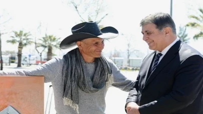 Meksikalı Roberto Depremdeki İzlenimlerini Karşıyaka’da Resmetti