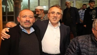 Nevşehir Belediye Başkanı Dr. Mehmet Savran, AK Parti İl Başkanı Ali Kemikkıran ile birlikte teravih namazı sonrasında vatandaşlara kandil simidi dağıttı
