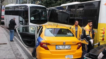 Servis minibüsü 2 İETT otobüsüne çarptı: 1 yaralı