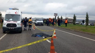 Yol çalışması yapan işçilere hafif ticari araç çarptı; 3 ölü, 1 yaralı