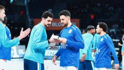 Anadolu Efes depremzedeler için binlerce kitap topladı