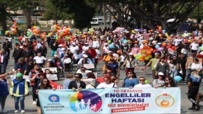 Antalya caddelerinde ENFEST coşkusu