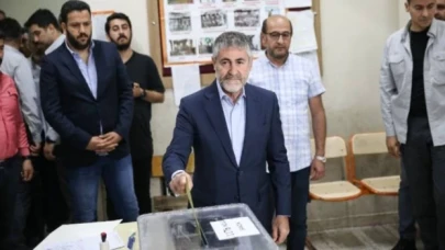 Bakan Nebati, oyunu Mersin'de kullandı